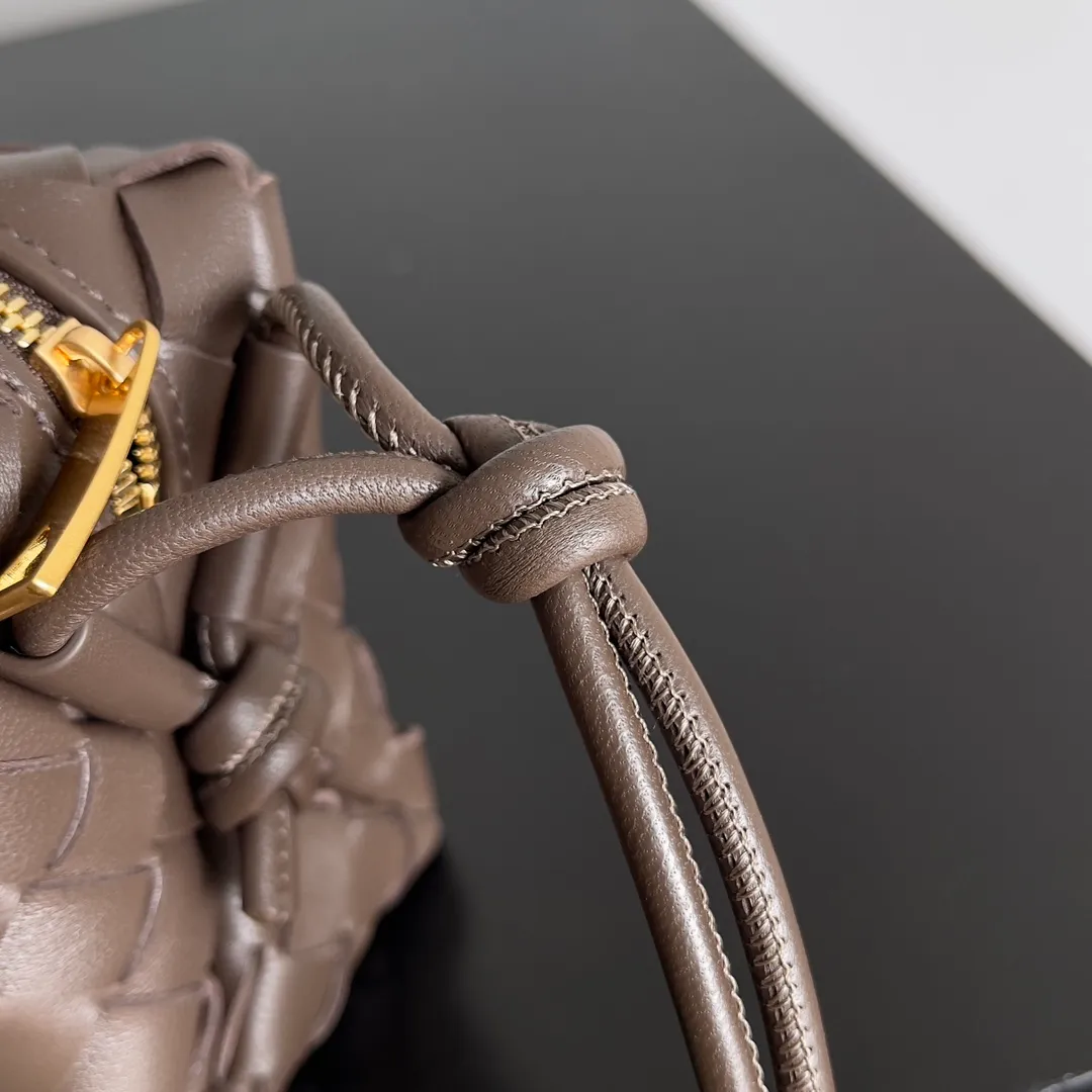 Batch 1560 New version and new color (third generation) 𝗕𝗼𝘁𝘁𝗲𝗴𝗮 𝗩𝗲𝗻𝗲𝘁𝗮———— The latest version of the loop camera bag💥 at the BV King of Cost-Effectiveness counter, large woven texture➕As always, ultra-high-quality lambskin, with zippers and adjustable drawstrings, it is especially suitable for the belly💫It can fit anything, and it is very light in weight. It is suitable for girls of all ages. Size: 17*10*6cm Style number: 723547